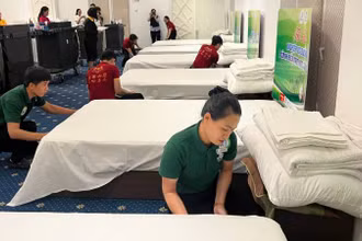 Các thí sinh tham gia phần thi trang trí giường. (Ảnh: HOÀNG TRUNG)