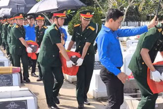 Tỉnh Bến Tre tổ chức lễ truy điệu, cải táng 14 hài cốt liệt sĩ. (Ảnh: HOÀNG TRUNG)