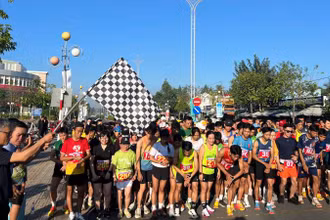 Các vận động viên xuất phát tại cự ly 5km tại giải Việt dã Báo Đồng Khởi năm 2025. (Ảnh: HOÀNG TRUNG)