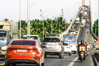Sẽ cắt giao thông toàn bộ xe ô-tô qua cầu Rạch Miễu trong thời gian thử tải. (Ảnh: HOÀNG TRUNG)