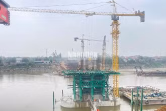 Các trụ cầu Phong Châu đã hình thành (Ảnh: ĐÌNH HUY)