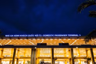 Nhà ga T3 sân bay quốc tế Tân Sơn Nhất đã hoàn thành 99% sau gần hai năm xây dựng. Công trình cơ bản hoàn thiện các hạng mục chính, sẽ được khánh thành sớm hơn kế hoạch hai tháng.