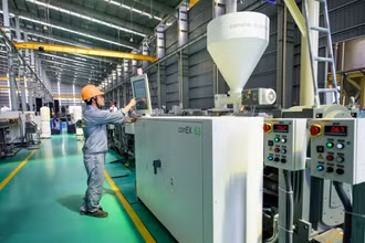 Sản xuất các sản phẩm ống nhựa tại Nhà máy của Tập đoàn Hoa Sen. (Ảnh: HOÀI THU)