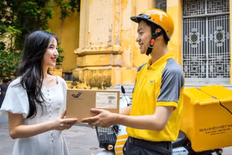 Nhân viên bưu điện phát bưu gửi đến tay khách hàng