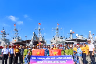 Trung tâm Phụng dưỡng người có công cách mạng thành phố Đà Nẵng chụp ảnh lưu niệm với cán bộ, chiến sĩ Vùng 3 Hải quân.