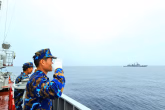 Chỉ huy Biên đội tàu tuần tra chung thực hiện thủ tục chào nhau trên biển giữa tàu hải quân các nước ASEAN.