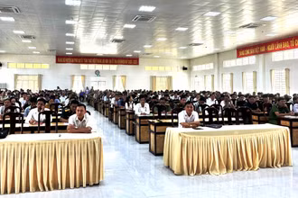 Cán bộ, đảng viên, nhân dân huyện An Phú, tỉnh An Giang dự hội nghị tuyên truyền về biển, đảo.