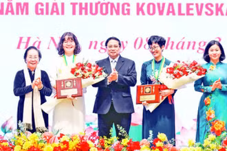 Giải thưởng Kovalevskaia năm 2024 vinh danh PGS, TS Đặng Thị Mỹ Dung, Phó Viện trưởng Viện Công nghệ Nano (thứ hai từ trái sang).