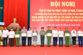 Lãnh đạo Công an thành phố Cần Thơ trao Bằng khen của Ủy ban nhân dân thành phố cho các tập thể tại hội nghị.