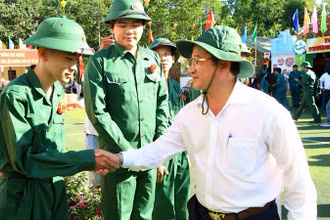 Lãnh đạo thành phố Cần Thơ động viên các thanh niên trước giờ lên đường nhập ngũ.