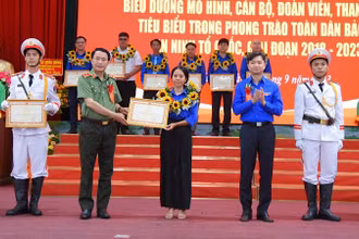 Lãnh đạo Bộ Công an và Trung ương Đoàn trao bằng khen cho các tập thể được tuyên dương