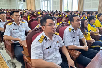 Cán bộ, chiến sĩ Lữ đoàn và sinh viên Trường đại học Tài chính – Marketing lắng nghe tình hình biển, đảo.