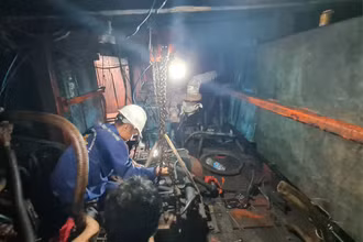 Nhân viên kỹ thuật Trung tâm Dịch vụ Hậu cần-Kỹ thuật đảo Trường Sa đang sửa máy tàu BĐ 985353TS.