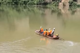Lực lượng cứu hộ tìm thấy thi thể nạn nhân tại suối Mường Hoa, thị xã Sa Pa.