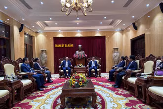 Đồng chí Lê Trung Chinh, Phó Bí thư Thành ủy, Chủ tịch Ủy ban nhân dân thành phố Đà Nẵng tiếp đồng chí Jeremy Bacchi, Ủy viên Bộ Chính trị Đảng Cộng sản Pháp, Thượng nghị sĩ tỉnh Bounche De Rhone, Cộng hòa Pháp.