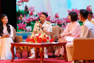 Đại diện các tập thể và cá nhân điển hình tham gia giao lưu "Những bông hoa biển".