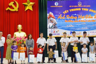 Chương trình “Ánh trăng nơi đầu sóng” trao tặng hơn 2.000 phần quà trung thu và 100 suất học bổng, mỗi suất trị giá 500.000 đồng tặng các cháu bị khuyết tật, bệnh lý nặng và có hoàn cảnh đặc biệt khó khăn là con em cán bộ, chiến sĩ Vùng 3 Hải quân.