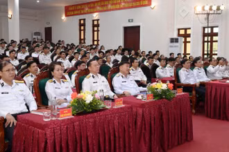 Quang cảnh buổi gặp mặt và tuyên dương quân nhân chuyên nghiệp tiêu biểu xuất sắc Vùng 1 Hải quân.