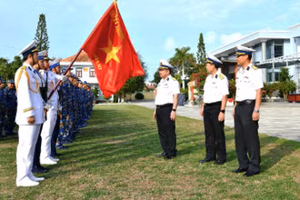 Đại tá Trịnh Xuân Tùng và Đoàn công tác số 1 kiểm tra công tác luyện tập đội ngũ tại Lữ đoàn 127.