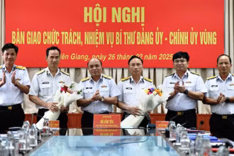 Thủ trưởng Bộ Tư lệnh Quân chủng Hải quân tặng hoa chúc mừng Chuẩn Đô đốc Nguyễn Hữu Thoan và Đại tá Ngô Văn Thành.