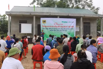 Người dân thôn Xóm Hạ, xã Xuân Hòa, huyện Bảo Yên (Lào Cai) nhận phân bón và ngô giống từ nhà tài trợ.