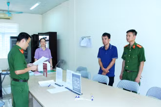 Cơ quan Cảnh sát điều tra, Công an thành phố Lào Cai bắt giữ Kiều Duy Quyền về hành vi chống người thi hành công vụ và hủy hoại tài sản. ( Ảnh: QUỲNH TRANG)