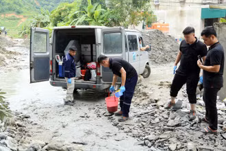 Cục Kiểm soát ô nhiễm môi trường (Bộ Tài nguyên và Môi trường) lấy mẫu nước để kiểm tra mức độ ô nhiễm môi trường sau sự cố. (Ảnh: Báo Lào Cai)