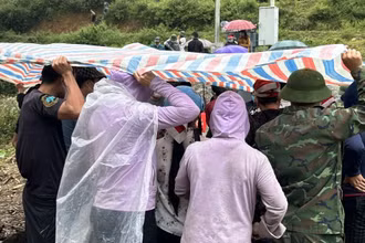 Lực lượng cứu hộ đã tìm thấy nạn nhân cuối cùng trong vụ lũ ống cuốn mất tích 7 người ở xã Liên Minh, thị xã Sa Pa-Lào Cai. (Ảnh: MẠNH HÙNG)