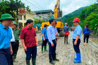 Bí thư Tỉnh ủy Lào Cai Đặng Xuân Phong kiểm tra việc khắc phục sự cố vỡ cống xả tràn hồ thải Nhà máy tuyển đồng Tả Phời, sáng 9/8. (Ảnh: QUỐC HỒNG)