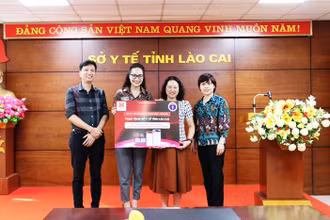 Công ty cổ phần Mạng y tế cộng đồng Medcomm trao tặng phần mềm hệ thống gửi đơn thuốc điện tử cho Sở Y tế Lào Cai. (Ảnh: HỒNG LOAN)