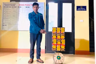 Đối tượng Sền Khấy Trường bị Công an huyện Mường Khương bắt giữ cùng tang vật. (Ảnh: KIM HUỆ) 