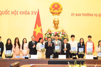 Ủy viên Trung ương Đảng, Tổng Thư ký Quốc hội, Chủ nhiệm Văn phòng Quốc hội Bùi Văn Cường trao quà lưu niệm của Chủ tịch Quốc hội Vương Đình Huệ cho đại diện các em sinh viên. 