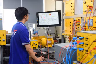 Sinh viên Trường đại học Khoa học và Công nghệ Hà Nội thực hành trong phòng thí nghiệm.