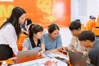 Giáo viên trung học phổ thông ứng dụng AI và STEM vào giảng dạy một cách hiệu quả. 