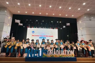 Lãnh đạo Trường Đại học Kinh tế quốc dân trao giấy khen cho 39 thủ khoa các chuyên ngành.