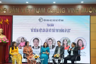Các diễn giả trao đổi tại tọa đàm. 