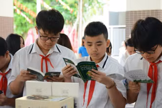 Học sinh đọc sách tại lễ phát động. 