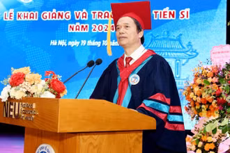 Hiệu trưởng Trường đại học Kinh tế Quốc dân GS,TS Phạm Hồng Chương phát biểu tại buổi lễ 