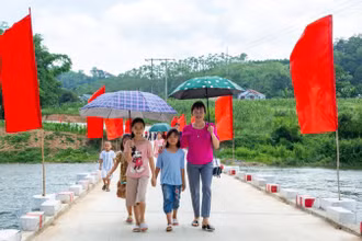 Cây cầu chính thức được đưa vào sử dụng trong niềm hân hoan của người dân và học sinh. 