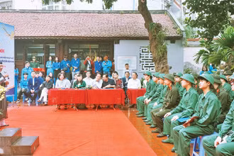 Quận Tây Hồ chú trọng giáo dục công tác chính trị-tư tưởng với thế hệ trẻ trong xây dựng người Hà Nội thanh lịch, văn minh. 