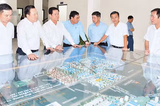 Lãnh đạo Ủy ban Quản lý vốn nhà nước tại doanh nghiệp và lãnh đạo VRG trao đổi về các dự án khu công nghiệp. 