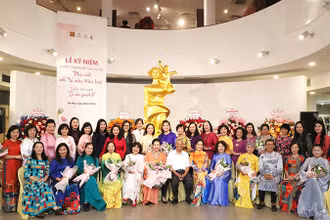 Các đại biểu tại Lễ kỷ niệm 4 năm thành lập Câu lạc bộ Phụ nữ với di sản văn hóa. 