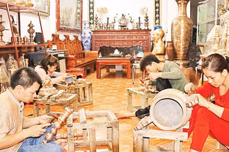 Nghề chế tác đồng, thôn Lộng Thượng, xã Ðại Ðồng, huyện Văn Lâm, tỉnh Hưng Yên. 