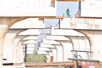 Thi công cầu Thống Nhất thuộc dự án đường trục trung tâm thành phố Biên Hòa. 