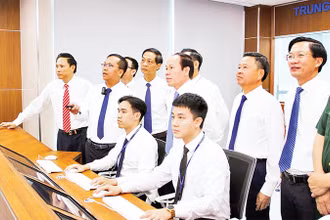 Lãnh đạo thành phố Hải Phòng và quận Ngô Quyền khảo sát hoạt động của Trung tâm điều hành thông minh quận Ngô Quyền. (Nguồn: Văn phòng UBND quận Ngô Quyền) 