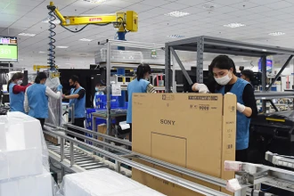 Công nhân Công ty TNHH Competition Team Technology (Việt Nam) đóng gói sản phẩm màn hình tinh thể lỏng công nghệ cao tại Khu công nghiệp Ðông Mai, tỉnh Quảng Ninh. (Ảnh KHÁNH AN)