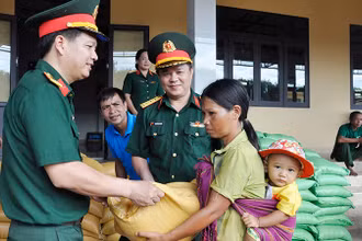 Ðại diện Công ty 74 (Binh đoàn 15, Bộ Quốc phòng) hỗ trợ gạo cho nhân dân. 