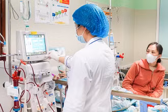 Ðiều dưỡng tham gia điều trị cho bệnh nhi sau ghép thận tại Bệnh viện Nhi Trung ương. 