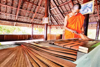 Trưng bày kinh lá buông tại chùa Sà Lôn, xã Lương Phi, huyện Tri Tôn, tỉnh An Giang. 