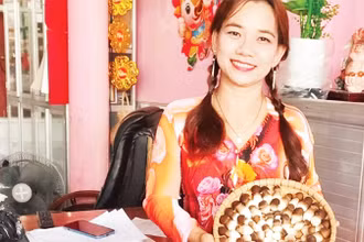 Chị Châu Thị Nương tự tin khởi nghiệp bằng nghề trồng và chế biến nấm sạch. 